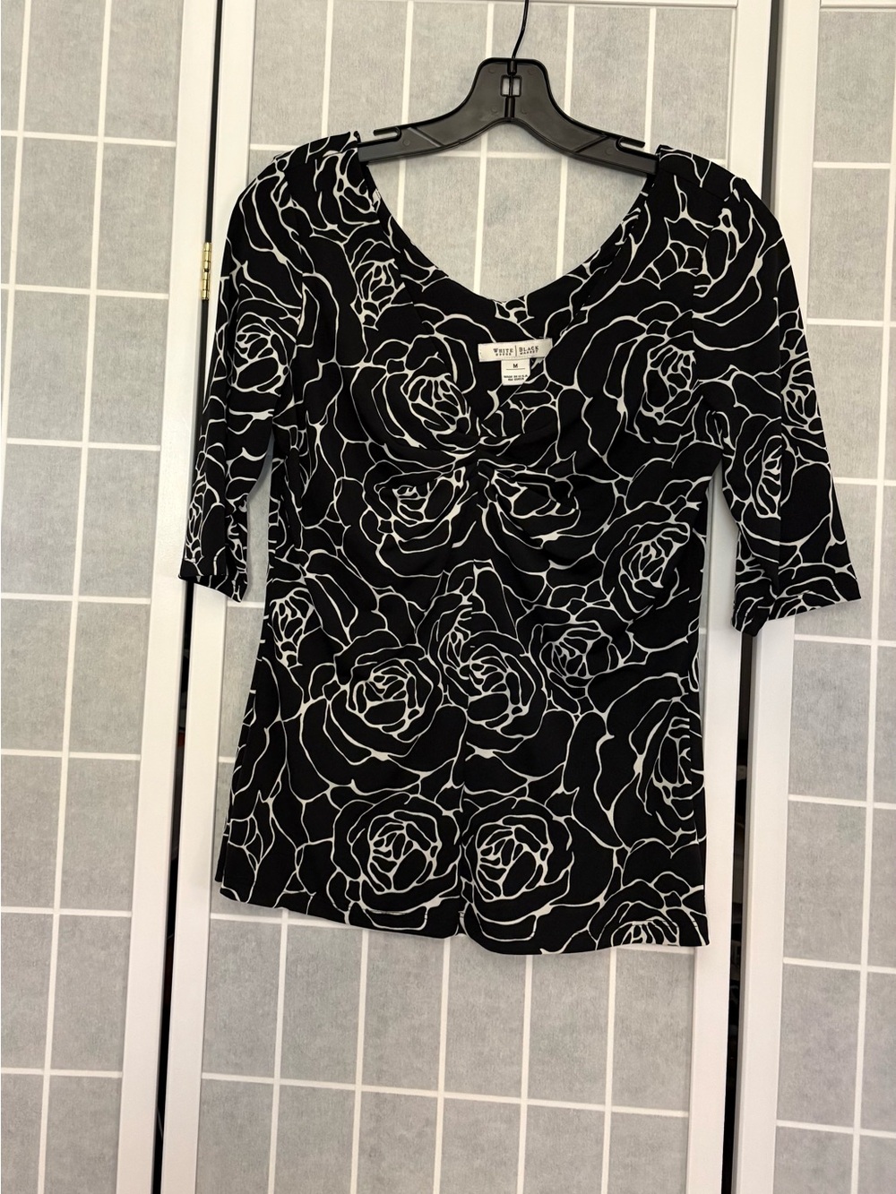 White House Black Market Black & White Rose-Print V Neck Top